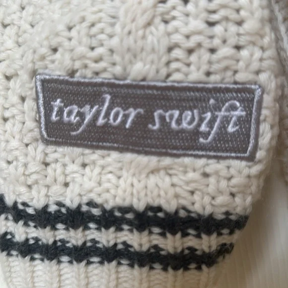 TAYLOR SWIFT FOLKLORE CARDIGAN - Picture 3 of 9